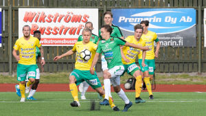 EIF, här med Ville Sevón, har förlorat endast en seriematch den här säsongen. Ekenäs IF mot KTP.