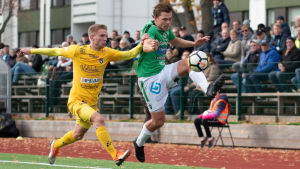 Zacharias Ekström är en av de spelarna som fortsätter i EIF också säsongen 2019. (Arkivbild). Två spelare fightas om bollen.