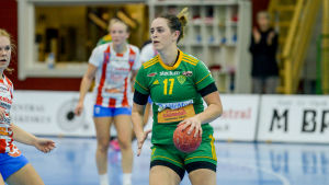 Madeleine Lindholm gjorde åtta mål för SIF. (Arkivbild) Madeleine Lindholm utmanar en motståndare.