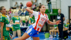 Nicolina Fredriksson började med handboll redan som barn. Nicolina Fredriksson skjuter ett hoppskott.