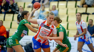 Sirja Lassinharju-Heinonen i en match mot Sjundeå IF. Sirja Lassinharju-Heinonen hoppar in i målgården och skjuter ett skott.