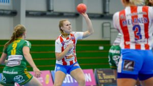 Erica Gustaffsson var matchens lirare. Erica Gustafsson passar bollen till en medspelare.
