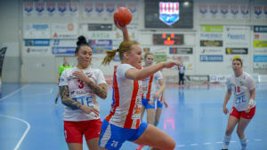 BK:s Nea Heerman gjorde sex mål mot HIFK. BK:s Nea Heerman går för skott.