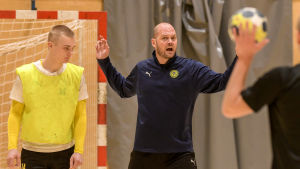 Petter Forsström visste vad han började med då han tog över som tränare för HC HIK. Petter Forsström talar till spelarna.