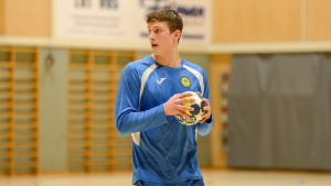 Robert Bäckman spelar i HC HIK. HC HIK:s Robert Bäckman står med en boll i händerna.