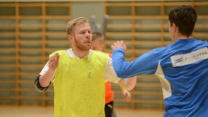 Mathias Sandblom känner sig alltid välkommen till Hickens träningspass. HC HIK:s Mathias Sandblom står med händerna i luften.