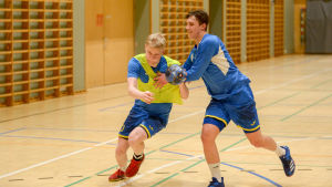 Kul på träningen. Mathias Sandblom försöker löpa förbi Robert Bäckman. Mathias Sandblom försöker springa runt Robert Bäckman.