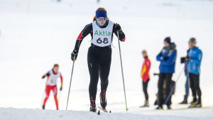 Elin Ljungqvist hade bra fart i spåret. Elin Ljungqvist skidar i full fart.