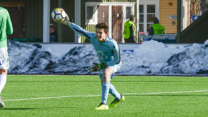 Mehdi El Moutacim slog igenom på allvar sommaren 2019. Mehdi El Moutacim kastar ut en boll.