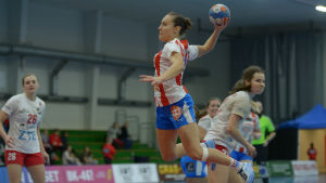 Nicolina Fredriksson var bästa målskytt i BK-46 säsongen 2018-19. Då gjorde hon 127 mål. Senaste säsong spelade hon i Sjundeå IF. BK:s Nicolina Fredriksson skjuter ett hoppskott.