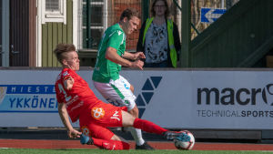 Jaros Otto Hirvonen och EIF:s Zacharias Ekström i kamp om bollen. En jarospelare glider efter bollen före eif-spelaren.