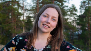 Jennifer Sandström tycker inte det behövs mer regler för influencers eftersom deras jobb inte är likadant som journalisters. porträtt på bloggaren Jennifer Sandström.