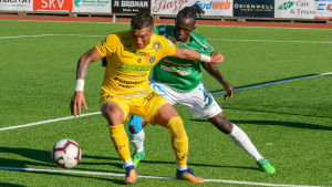EIF rådde inte på AC Oulu. Ekenäs IF:s Benga Samba i närkamp med en spelare från AC Oulu.