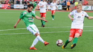 EIF:s Dominic Grondin gör 3-1, TPV:s Joonas Rantala är sent ute. Dominic Grondin skjuter iväg bollen.