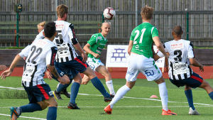 Akseli Ollila gjorde en bra match mot AC Kajaani. Bollen är i luften och flera spelare försöker nå den.
