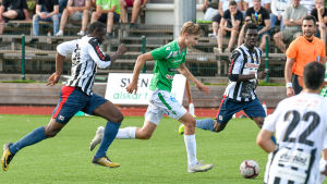 Simon Lindholm (med bollen) gjorde en bra match. (Arkivbild) Simon Lindholm springer med bollen i fötterna.