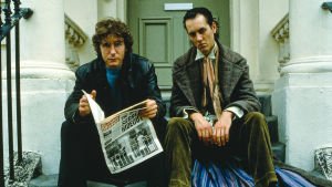 Withnail and I Paul McGann ("I") ja Richard E. Grant (Withnail) istuvat rappusilla elokuvassa Withnail and I (Onnen kiertolaiset)