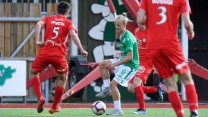 Akseli Ollila var EIF:s bästa målskytt säsongen 2019. Han gjorde elva mål. (Arkivbild) EIF:s Akseli Ollila har kontroll på bollen omringad av TPV-spelare.