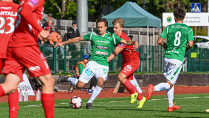 Ville Sevon har spelat över 100 matcher för EIF i division 1. Han är fostrad av klubben. (Arkivbild) EIF:s Ville Sevon sparkar iväg bollen.