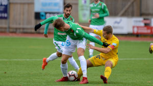 EIF:s John Fagerström och AC Oulus Lassi Nurmos hade många tuffa kamper i matchen. John Fagerström slåss om bollen med Oulus Lassi Nurmos.