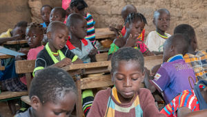 Lapsia burkinafasolaisessa koulussa Lapsia afrikkalaisessa koulussa