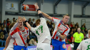 Jac Karlsson i match mot GrIFK i november 2019. Karlsson kastar bollen och Forss täcker.