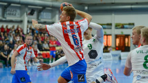 Säsongen 2019-20 fick ett abrupt slut i mars. Oscar Kihlstedt spelade för BK-46. Oscar Kihlstedt skjuter ett hoppskott.