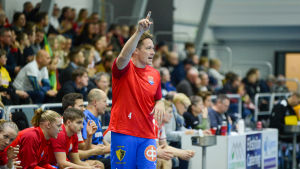 Under matchens gång lever Andreas Rönnberg kraftigt med. Andreas Rönnberg viftar med pekfingret.