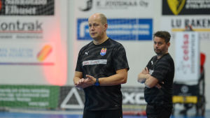 Timo Oksanen har varit verksam inom BK-handbollen i närmare 20 år. En tränare klappar ihop händerna.