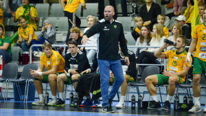 Teddy Nordling under pågående match säsongen 2019-20. (Arkivbild) Teddy Nordling följer med matchen och viftar vilt.