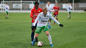 EIF:s Jakob Gottberg är ett namn för alla fotbollsvänner att lägga på minnet. Han har alla möjligheter att slå igenom den här säsongen. EIF:s Jakob Gottberg skyddar bollen för en motståndare-