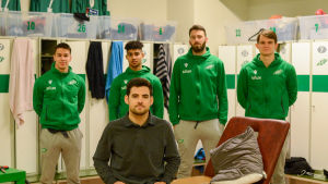 Några av de berörda i EIF: Zachary Sukunda, Darren Smith, Yann Fillion och William Lindqvist. Längst fram tränare Guillem Santesmases. Fyra spelare och en tränare i ett omklädningsrum.