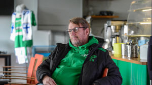 Peter Haglund är vd för aktiebolaget bakom EIF:s representationslag. Peter Haglund ser avslappnad ut då han sitter i en stol.