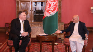USA hoppas mycket på fredsförhandlingarna i Afghanistan. USA:s utrikesminister Mike Pompeo träffade bland andra president Ashraf Ghani under sitt överraskande blixtbesök i Kabul. på måndagen.