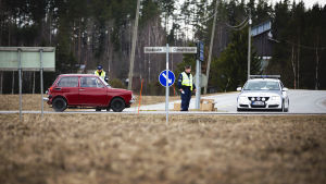 Lilla Pukkila, vid gränsen till Päijänne-Tavastland, har den tredje högsta andelen smittade i Nyland. Här vaktades gränsen då Nyland avskärmades från resten av landet våren 2020. Poliisi pysäyttää auton Pukkilan karanteeni rajalla.