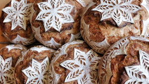 Större volymer bröd kräver mer än ett hemmakök. Därför håller Mia Nyberg bakningen som hobby tillsvidare. Hangöbagaren Mia Nybergs surdegsbröd blir till konstverk.