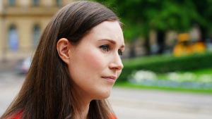 Statsminister Sanna Marin. Statsminister Sanna Marin (SDP) i sidoprofil och närbild vid Ständerhusets trappor i Helsingfors.