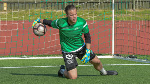 Jiri Koski är ny målvakt i EIF. Han kommer från Kotkaklubben FC KTP. En knästående målvakt med en boll i ena handen.
