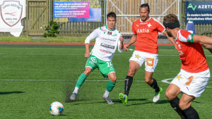 Sydafrikanen Zachary Sukunda är ny i EIF för den här säsongen. EIF:s Zachary Sukunda med bollen, skuggas av HIFK:s Jukka Halme och Hannu Patronen.