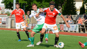 EIF:s lagkapten Zacharias Ekström i kamp mot HIFK:s lagkapten Hannu Patronen i en träningsmatch (17.6). HIFK:s Hannu Patronen har bollen och skuggas av EIF:s Zacharias Ekström.