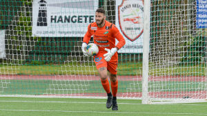 EIF:s målvakt Yann Fillion gjorde flera fina räddningar i matchen mot Gnistan. (Arkivbild) En målvakt har bollen i händerna.