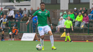 Ayabulela Konqobe gjorde två mål för EIF. EIF:s Ayabulela Konqobe med bollen i fötterna.