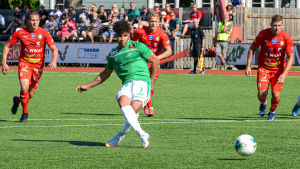 EIF:s Darren Smith gör mål på straff. EIF:s Darren Smith slår in en straff.