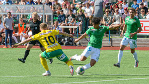 EIF:s Darren Smith rundar här gästernas Antti Mäkijärvi. I övrigt fick Smith inte mycket utrymme i matchen. EIF:s Darren Smith rundar KTP:s Antti Mäkijärvi.