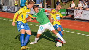 EIF:s Zacharias Ekström i kamp med två Gnistanspelare. Zacharias Ekström kämpar om bollen mot två Gnistanspelare.