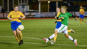 EIF:s Alisa Nordström skjuter och IIF Fotbolls Pinja Kiho (t.v.) försöker stoppa skottet. Alisa Nordström skjuter och Pinja Kiho (t.v.) hinner inte täcka.
