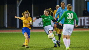 IIF Fotbolls Jessica Westerberg (t.v.) skjuter ett skott som EIF:s Engla Ahlberg försöker stoppa. IIF Fotbolls Jessica Westerberg skjuter och EIF:s Engla Ahlberg försöker täcka.