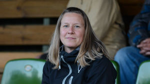Anne Lindholm tycker EIF spelar på en lämplig serienivå. Porträttbild på Anne Lindholm.
