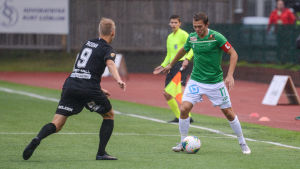 EIF:s Zacharias Ekström utmanar gästernas Simo Roiha. EIF:s Zacharias Ekström utmanar KPV:s Simo Roiha.