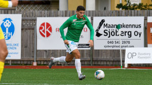 Gentrit Kovaqi gjorde en bra match i EIF:s försvarslinje. EIF:s Gentrit Kovaqi springer med bollen.